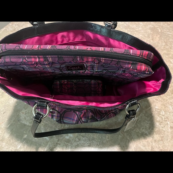 Coach large tote with laptop case and matching small accessory case - Picture 12 of 16
